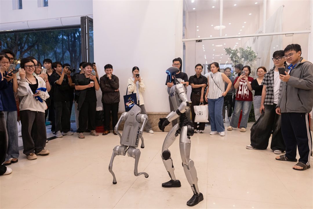 Hai “người bạn” đặc biệt tại Ngày hội sinh viên LHU 2026