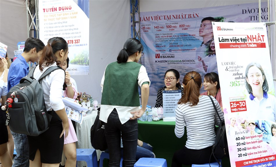 Nhiều doanh nghiệp lớn ưu tiên tuyển dụng sinh viên LHU Đóng trên địa bàn tỉnh Đồng Nai - một trong những tỉnh có nhiều khu công nghiệp, cụm công nghiệp bậc nhất Việt Nam. Do đó, nhu cầu tuyển dụng lao động hết sức phong phú và đa dạng. Nắm được điều đó, Trường ĐH Lạc Hồng (LHU) đã chủ động định hướng đào tạo gắn liền với nhu cầu của các doanh nghiệp, và vạch rõ lộ trình cho sinh viên “tiếp cận” doanh nghiệp ngay từ khi vào trường cho đến lúc tốt nghiệp. Hoạt động gắn kết với doanh nghiệp được diễn ra bài bản không chỉ nhằm thực hiện đúng cam kết “Sinh viên có việc làm ngay sau khi tốt nghiệp” mà còn giúp sinh viên có cơ hội tiếp cận với các “ông lớn”. Đa dạng việc làm cho cả sinh viên và cựu sinh viên Để chuẩn bị việc làm cho sinh viên, đợt này nhà trường phối hợp với 24 doanh nghiệp ở Đồng Nai và TP.HCM tổ chức “Ngày hội việc làm mở rộng 2018” tại Trường. Trong đó có 15 doanh nghiệp có vốn đầu tư nước ngoài (DFI) như: Mỹ, Nhật Bản, Thái Lan, Hàn Quốc và Đài Loan. Điều đặc biệt của hội chợ việc làm năm nay, chính là mở rộng quy mô tuyển dụng cho cả sinh viên năm 2, năm 3 cần việc làm thời vụ và cả cựu sinh viên có nhu cầu thay đổi công việc ở môi trường tốt hơn. Theo đó, sự kiện mang về cho sinh viên LHU 800 vị trí tuyển dụng được phân bổ cho 4 các nhóm: sinh viên thực tập (200 suất), sinh viên vừa tốt nghiệp (300 suất), sinh viên thời vụ (100 suất) và Cựu sinh viên có kinh nghiệm (200 suất). Nhiều doanh nghiệp lớn ưu tiên tuyển dụng sinh viên LHU Ngày hội nhằm tạo cơ hội việc làm cho các bạn sinh viện. Đặc biệt là những sinh viên sắp tốt nghiệp. Tại đây, các bạn sinh viên được cung cấp những thông tin thiết thực về lao động việc làm; được tìm hiểu các chính sách tuyển dụng của các doanh nghiệp. Điều đáng mừng là nhiều doanh nghiệp lớn ưu tiên tuyển dụng sinh viên LHU như: Cty ON Semiconductor (Mỹ), Công ty TNHH Haesung Việt Nam (Hàn Quốc); Công ty Cổ phần Chăn nuôi CP Việt Nam (Thái Lan), Công ty TNHH Nidec Servo Việt Nam (Nhật Bản), Công Ty Cổ Phần Viễn Thông FPT - Chi Nhánh Đồng Nai, Tổng Cty Hàng Không Việt Nam (Vietnam airline)… Đợt này, các doanh nghiệp hướng đến các đối tượng sinh viên thuộc nhóm ngành Công nghệ Thông tin, Quản trị Kinh doanh, Luật Kinh tế, Cơ điện, Điện tử Viễn Thông, Kế toán… Sự kiện, đặc biệt nhận được sự quan tâm, tham dự của NGND.TS Đỗ Hữu Tài – Hiệu Trưởng nhà trường, qua đó Thầy cho biết: “Trường đã chủ động ký hơn 800 bản ghi nhớ, hợp tác với các doanh nghiệp nhằm tạo điều kiện tốt nhất cho sinh viên tham quan, thực tập đúng ngành nghề và biến đó thành thế mạnh của trường trong những năm gần đây. Trường đã nhận được rất nhiều phản hồi tích cực từ các công ty sau mỗi lần gửi SV đi thực tập. Đó là những thành quả bước đầu mà nhà trường đạt được và sẽ tiếp tục phát huy trong thời gian tới. Nhờ đó, còn giúp nhà trường đẩy mạnh cả về số lượng lẫn chất lượng các doanh nghiệp tham gia ngày hội việc làm tại Trường.” Ngày hội cũng là dịp để các doanh nghiệp quảng bá và tìm kiếm nguồn nhân lực chất lượng từ LHU, đáp ứng cho sự phát triển của doanh nghiệp. Ðây còn là dịp để nhà trường tiếp nhận các thông tin phản hồi từ các nhà tuyển dụng nhằm góp phần hoàn thiện chương trình, nội dung đào tạo đáp ứng nhu cầu xã hội.