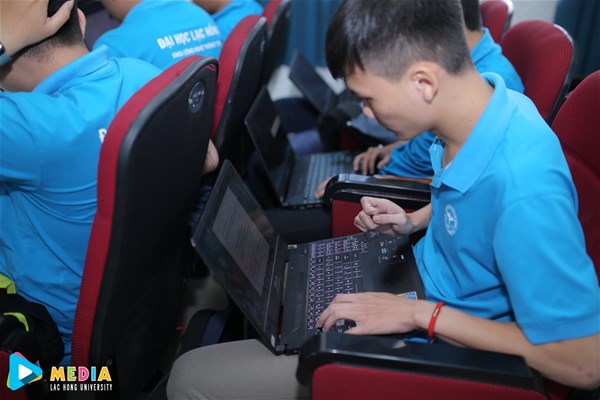Xuất sắc vượt qua các thử thách của Vòng Chung kết Cuộc đua số LHU lần I/2019, giải thưởng cao nhất của cuột thi trị giá 12 triệu đồng, đã gọi tên đội LHU – HHP. Đây cũng là đội đoạt giải Thuật toán hay nhất của cuộc thi.