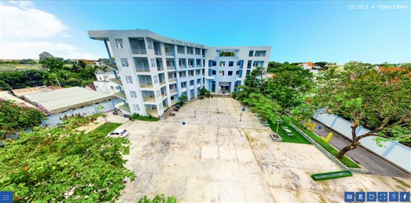 Sân trường tại cơ sở 1 Những tán cây rũ bóng hơi bị thơ mộng vào mỗi buổi chiều tà luôn đấy