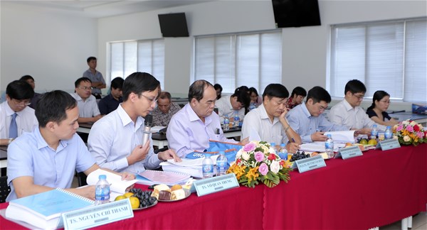 Sáng ngày 21/03/2020, Trường Đại học Lạc Hồng (LHU) tổ chức hội đồng thẩm định chương trình đào tạo trình độ thạc sĩ ngành Tổ chức quản lý dược. Chương trình có sự tham dự của TS. Lâm Thành Hiển – Phó Hiệu trưởng thường trực LHU; PGS.TS Huỳnh Văn Hóa – Cố vấn chương trình đào tạo ngành Dược, GS.TS Lê Quan Nghiệm – Trường Đại học Y Dược TP.HCM; đại diện Ban soạn thảo đề án và các nhà khoa học thẩm định chương trình được mời từ Đại học Y Dược TP.HCM, ĐH Phạm Ngọc Thạch, Khoa Dược bệnh viện 115, Công ty CP Dược phẩm IMEXPARM và Trung tâm kiểm nghiệm Đồng Nai. Mở đầu Hội thảo, TS. Lâm Thành Hiển – đại diện cơ sở đào tạo tuyên bố lý do cần thiết của hội đồng thẩm định chương trình đào tạo trình độ thạc sĩ ngành Tổ chức quản lý dược (TCQLD) và báo cáo với hội đồng những nội dung cơ bản của dự thảo chương trình đào tạo đề án mở ngành. Tại buổi thậm định, các thành viên của hội đồng đã lần lượt đặt các câu hỏi phản biện để đánh giá sự chuẩn bị của đơn vị đào tạo. Phần làm việc của hội đồng GS.TS Lê Quan Nghiệm - Chủ tịch hội đồng thống nhất quan điểm làm việc với các nhà khoa học trên cơ sở: nhận xét cốt yếu đi vào nội dung chính; nhận xét mang tính gĐại học Lạc Hồng đang đào tạo 2 ngành trình độ tiến sĩ. Và nếu đề án này được thông qua thì Trường có 7 ngành trình độ thạc sĩ.