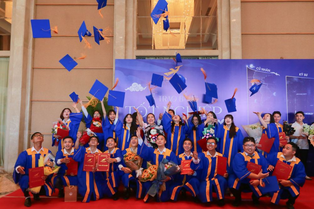Tân Tiến sĩ, Thạc Sĩ, Cử Nhân Kinh Tế, Kỹ Sư IT, Dược sĩ LHU rạng rỡ trong ngày tốt nghiệp