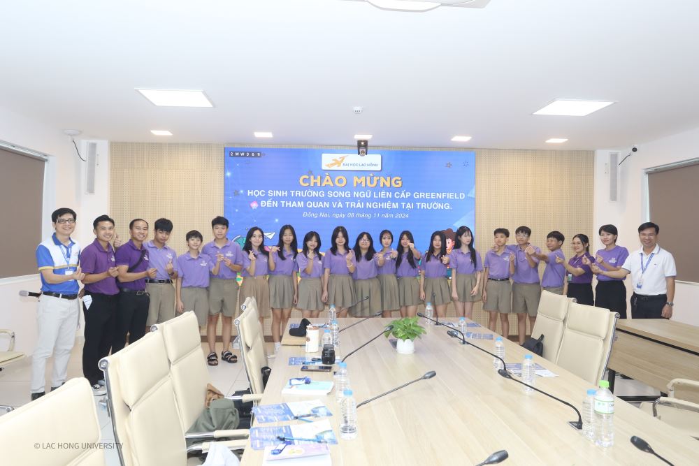 Các bạn làm quen với robot của LHU, phục vụ ngành AI 