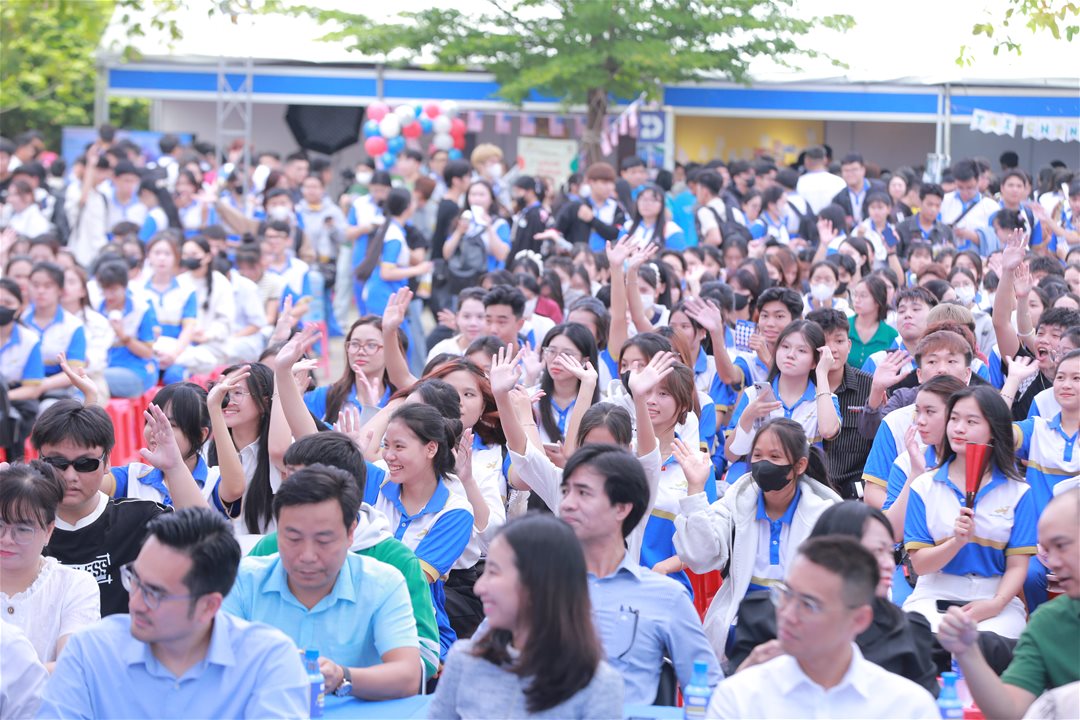LHU Student Fest 2025 “bào tim” K28 trong ngày ra mắt