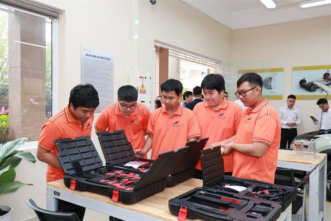 Mạnh tay đầu tư hơn 2 tỷ đồng cho sinh viên ngành Công nghệ Kỹ thuật Ô tô điện