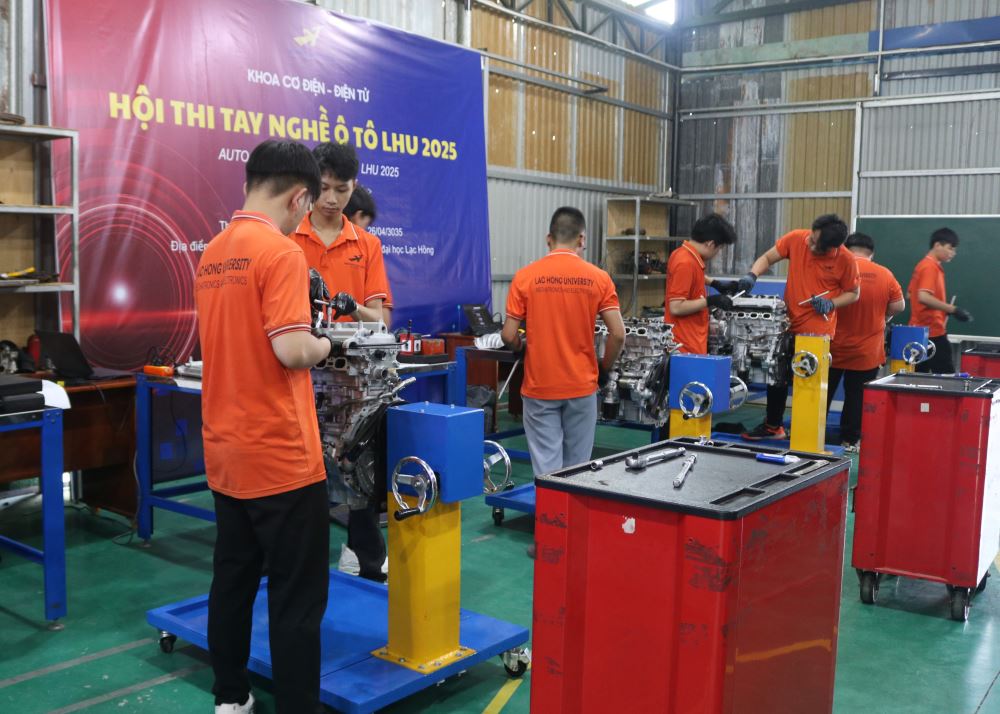 Sinh viên ngành Công nghệ Kỹ thuật Ô tô rèn luyện tại nghề tại LHU