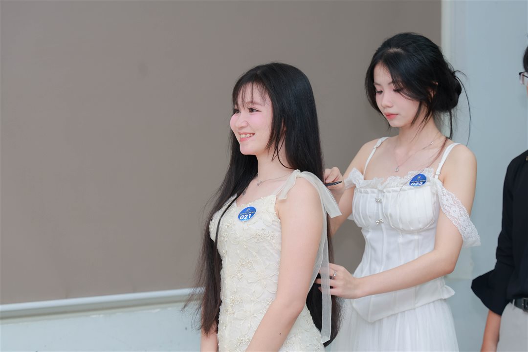 Sinh viên Quan hệ Công chúng chuẩn bị chỉnh chu chờ phần thi của mình.